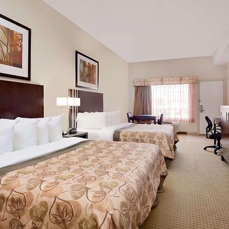 Ramada By Wyndham Lac La Biche Ngoại thất bức ảnh