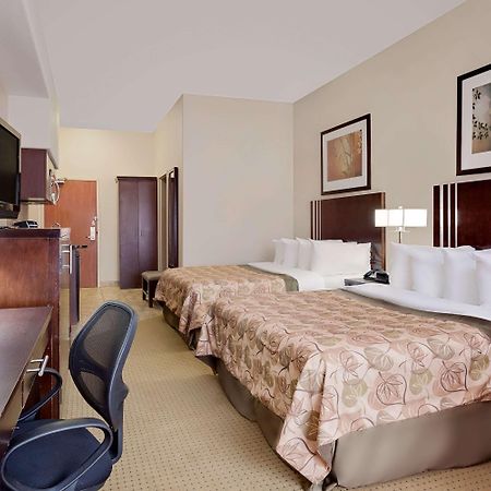 Ramada By Wyndham Lac La Biche Ngoại thất bức ảnh