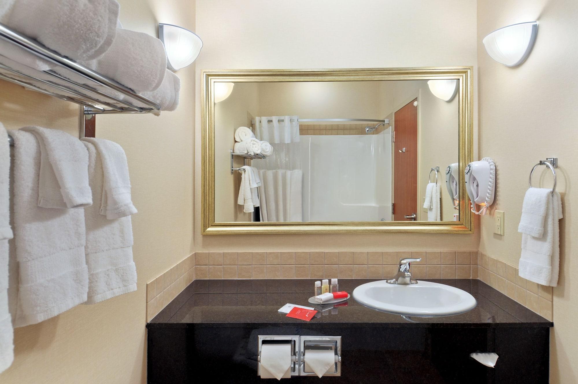Ramada By Wyndham Lac La Biche Ngoại thất bức ảnh