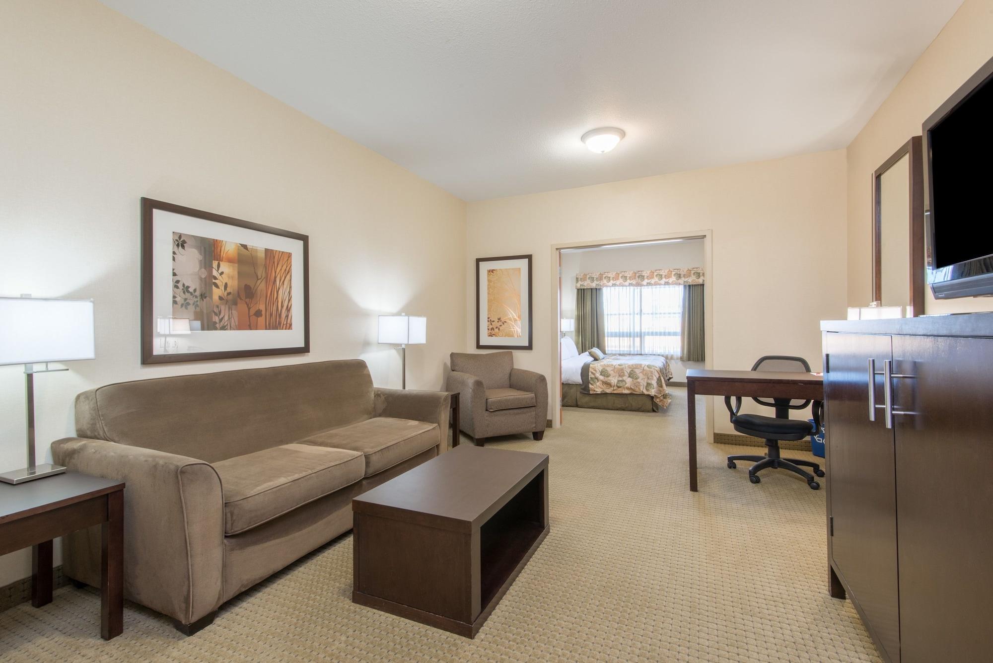 Ramada By Wyndham Lac La Biche Ngoại thất bức ảnh