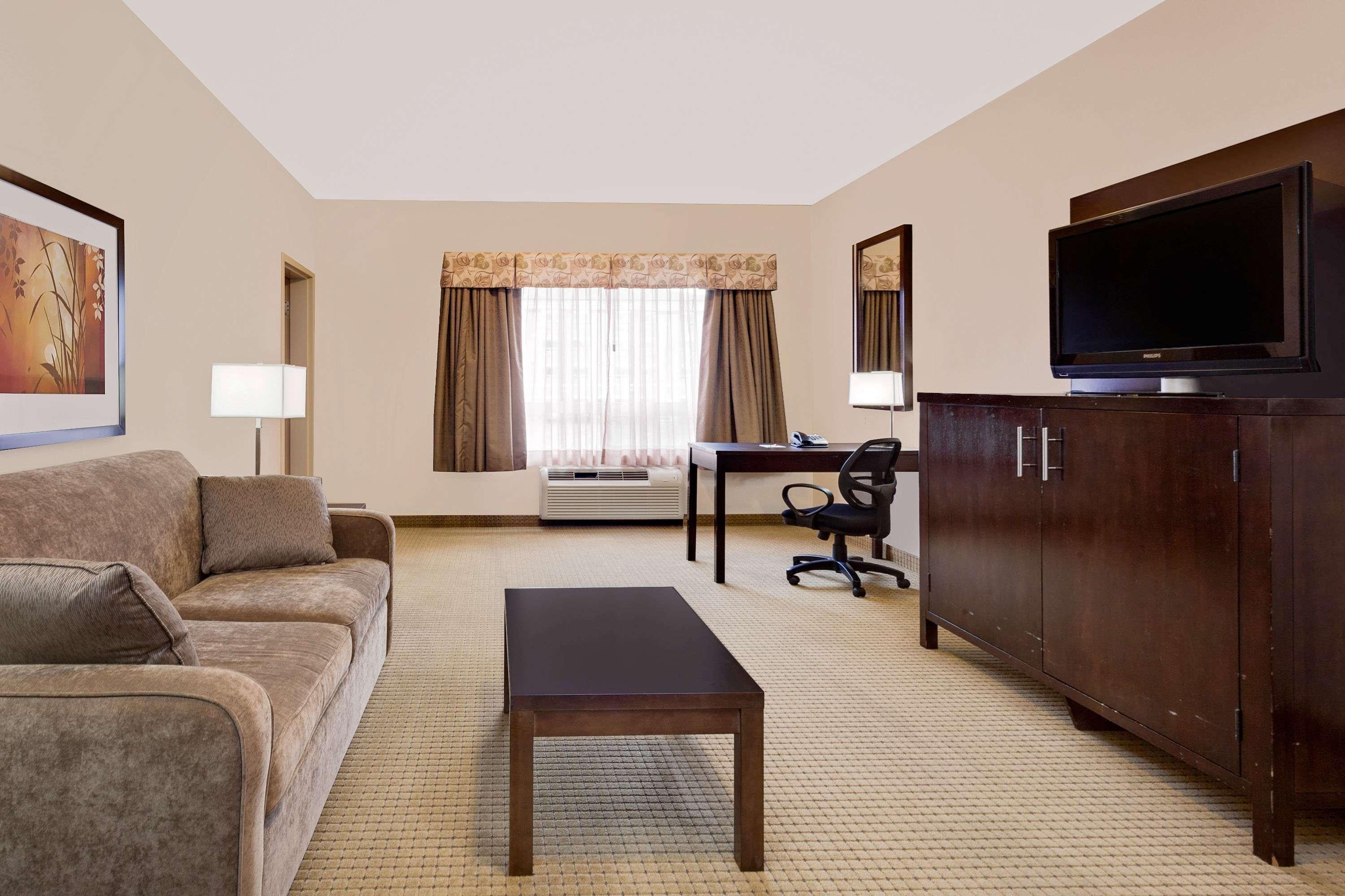 Ramada By Wyndham Lac La Biche Ngoại thất bức ảnh