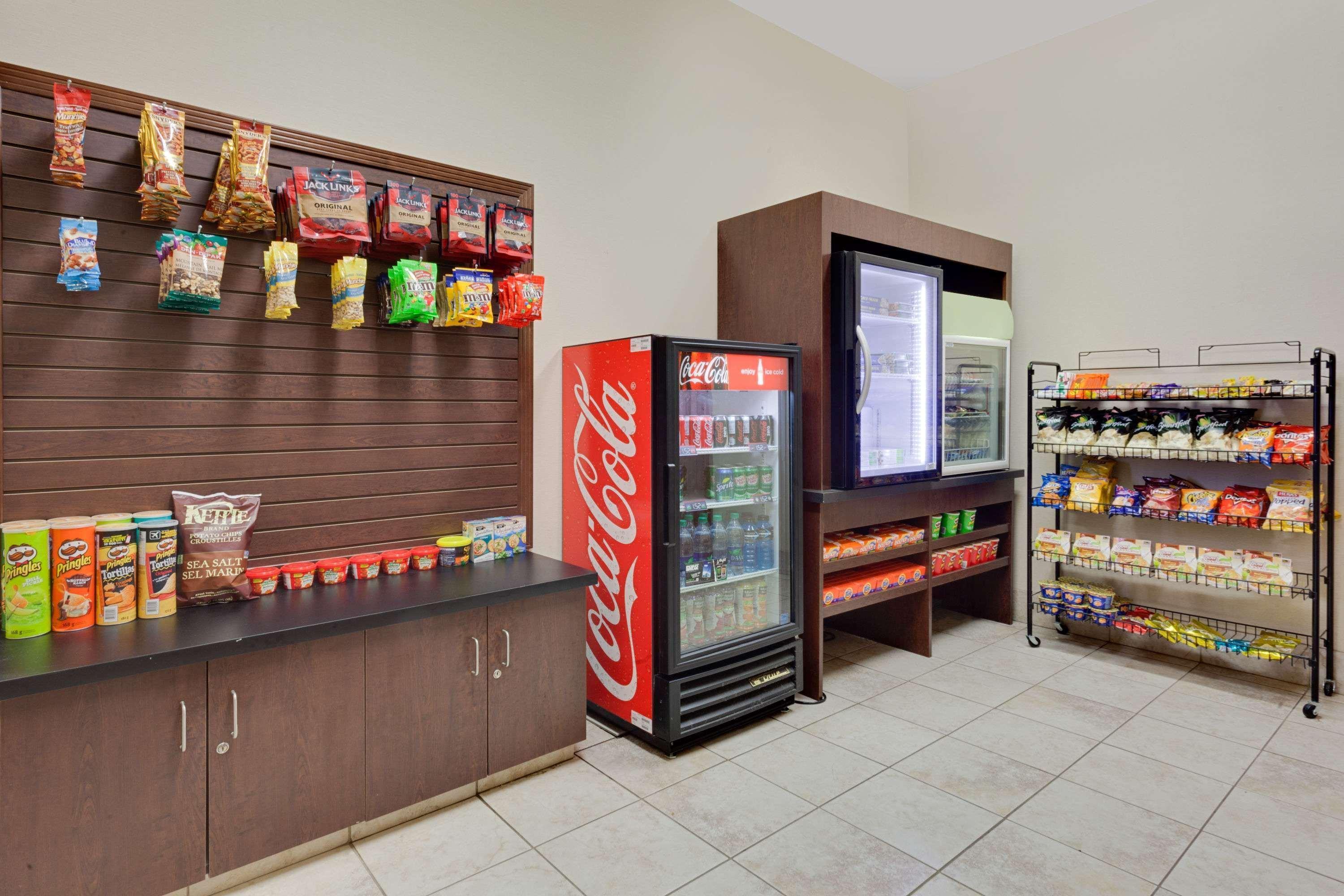 Ramada By Wyndham Lac La Biche Ngoại thất bức ảnh
