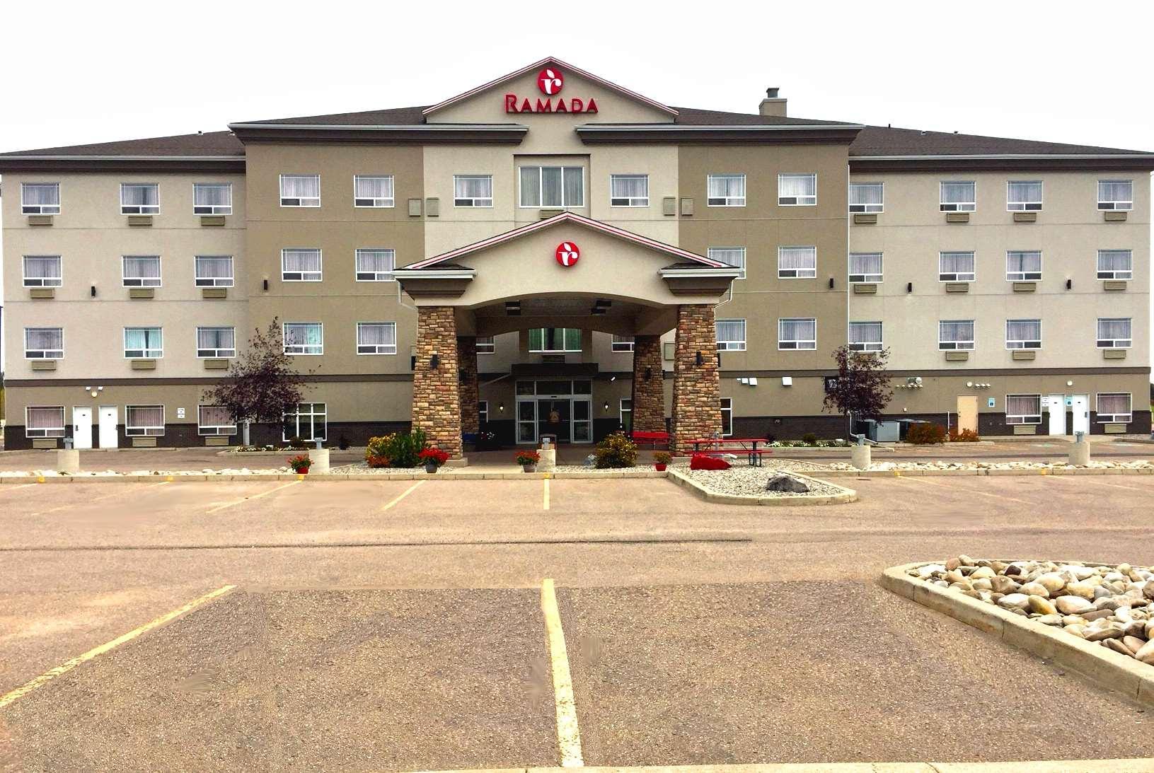 Ramada By Wyndham Lac La Biche Ngoại thất bức ảnh