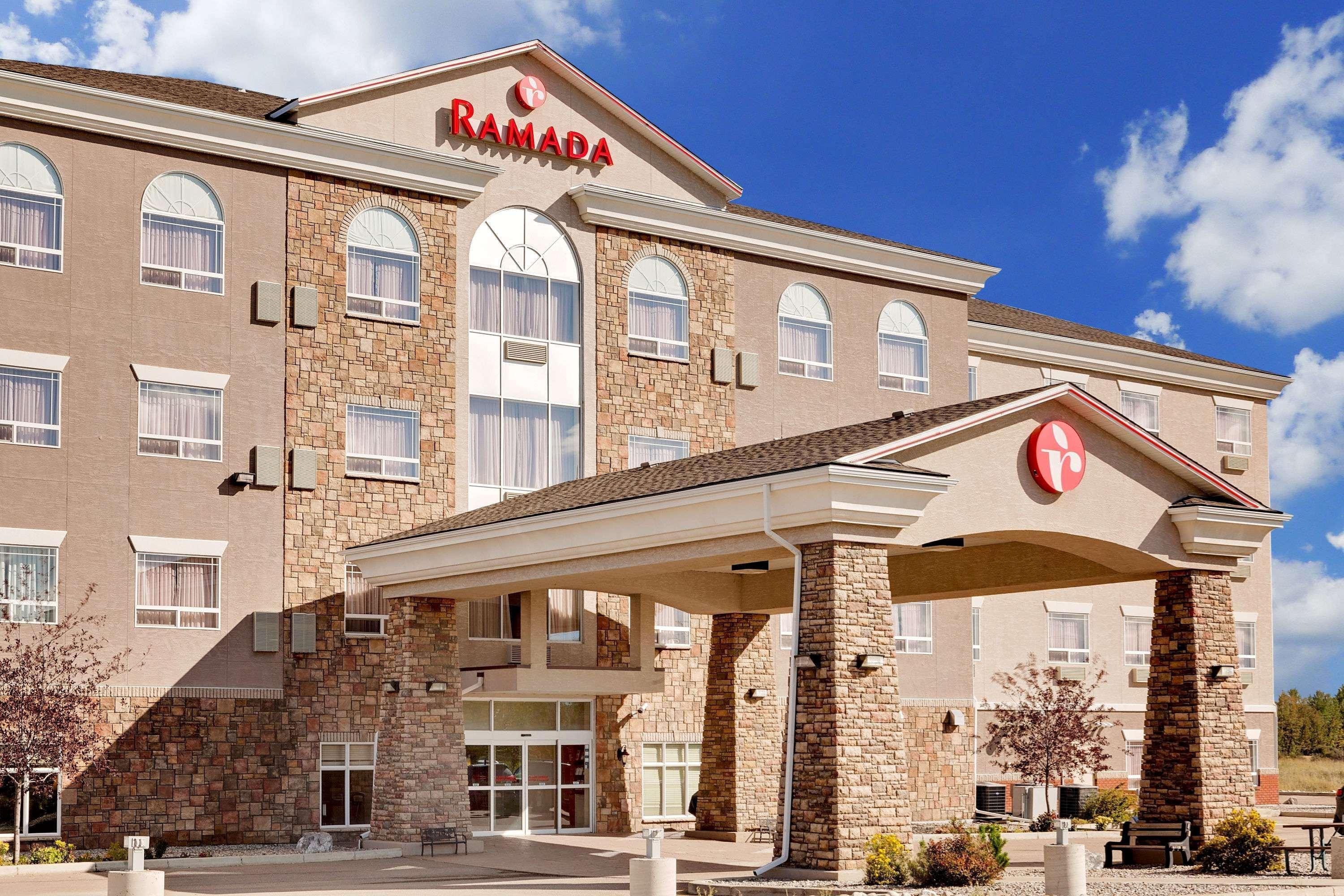 Ramada By Wyndham Lac La Biche Ngoại thất bức ảnh