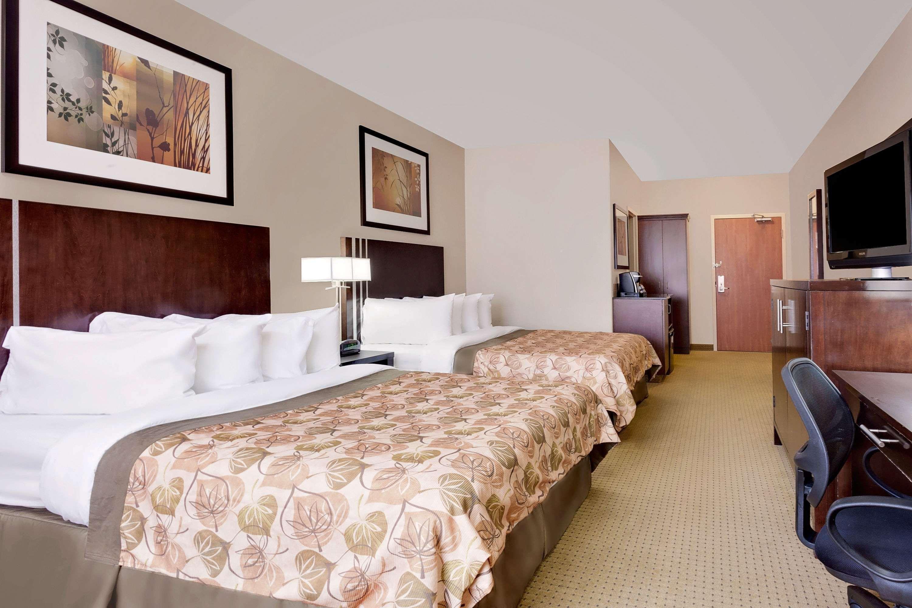 Ramada By Wyndham Lac La Biche Ngoại thất bức ảnh