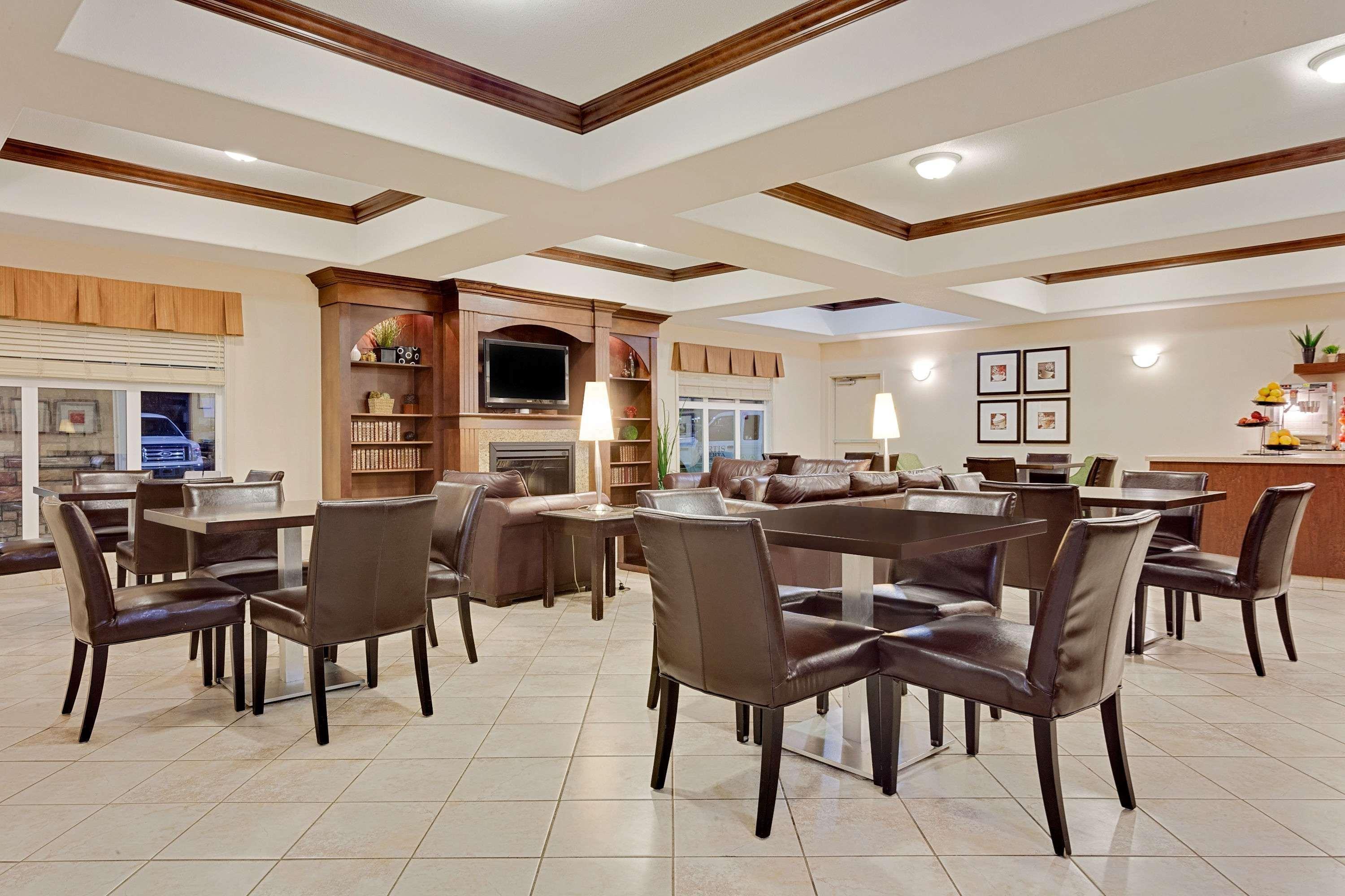 Ramada By Wyndham Lac La Biche Ngoại thất bức ảnh