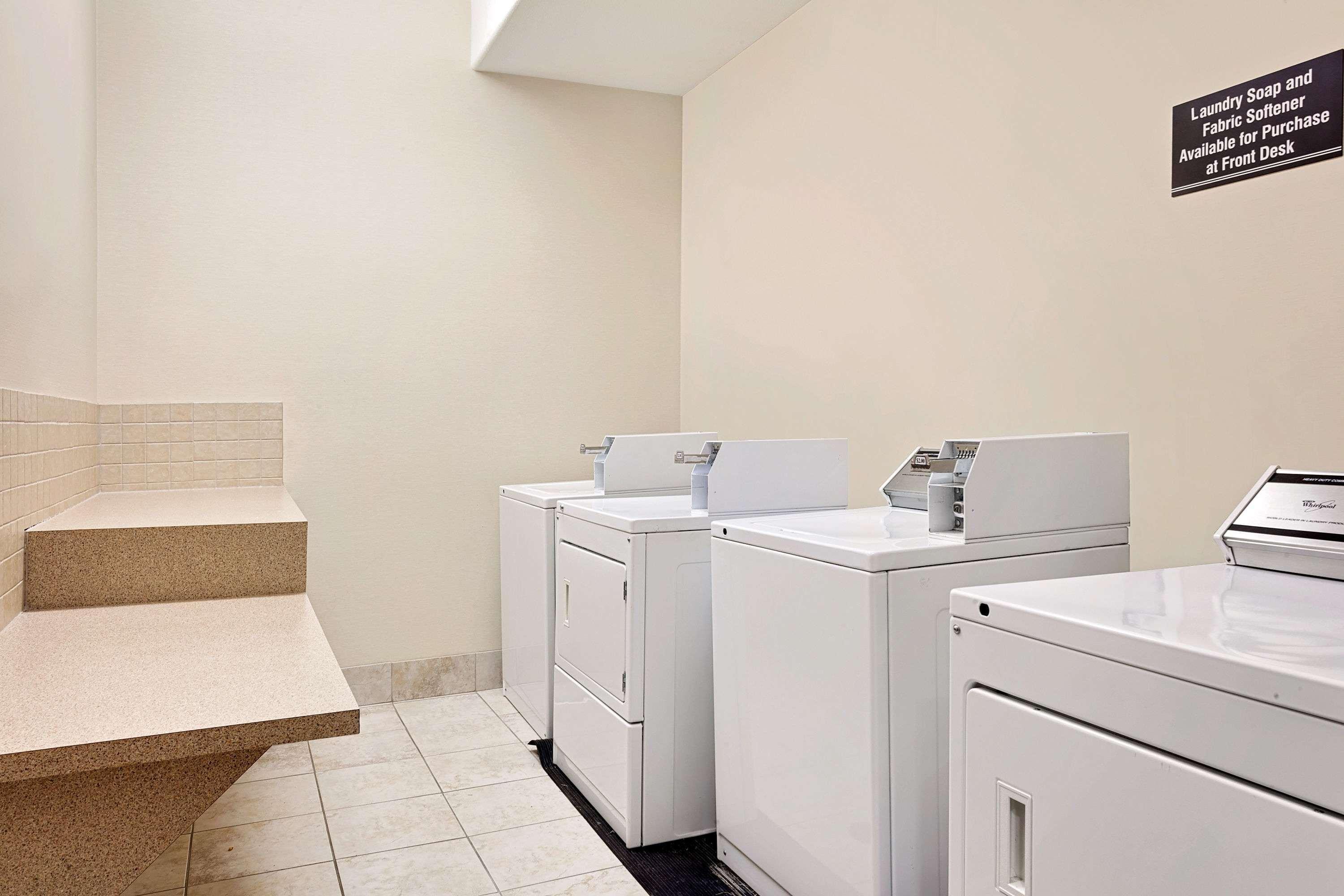 Ramada By Wyndham Lac La Biche Ngoại thất bức ảnh