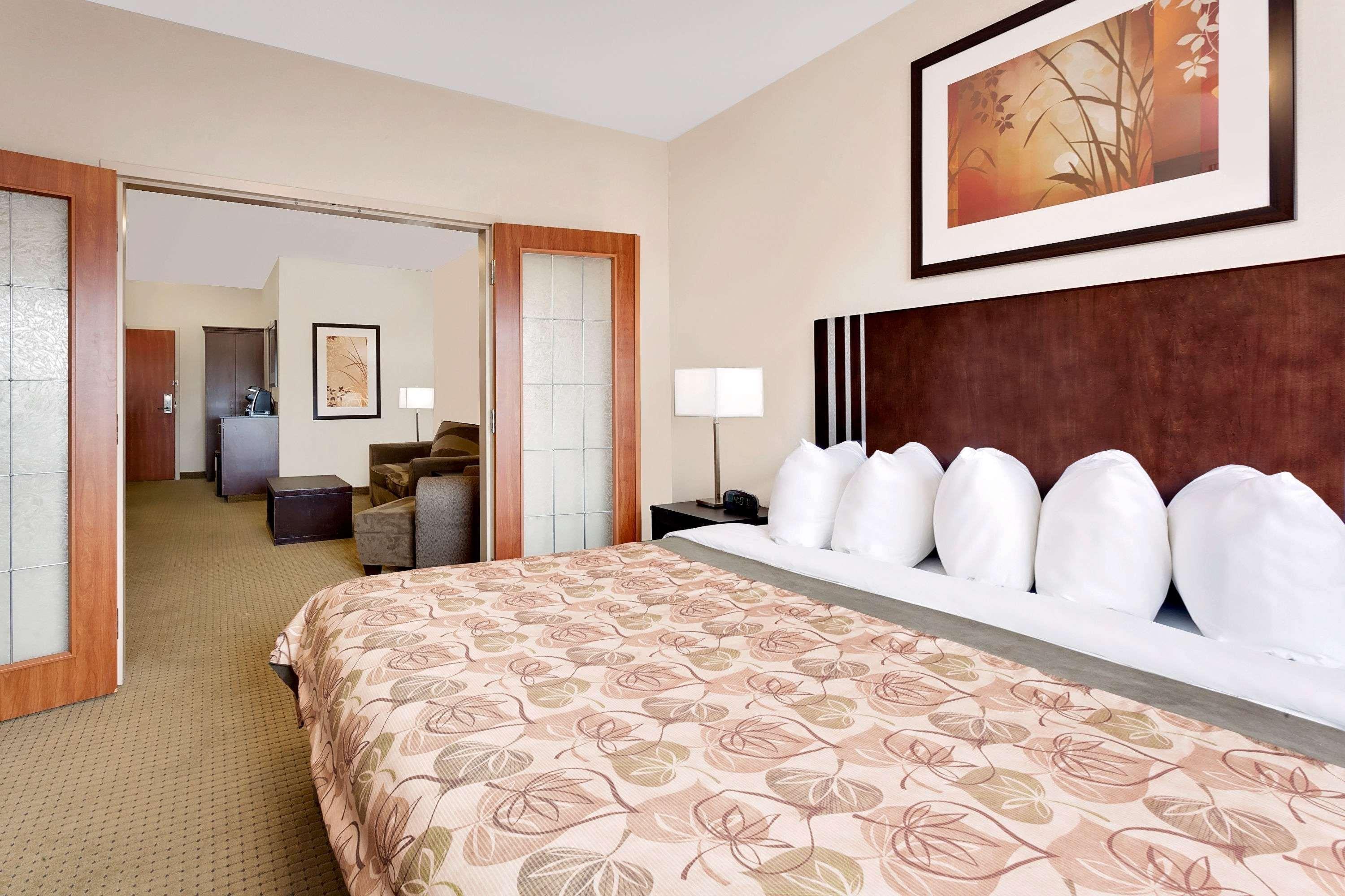 Ramada By Wyndham Lac La Biche Ngoại thất bức ảnh
