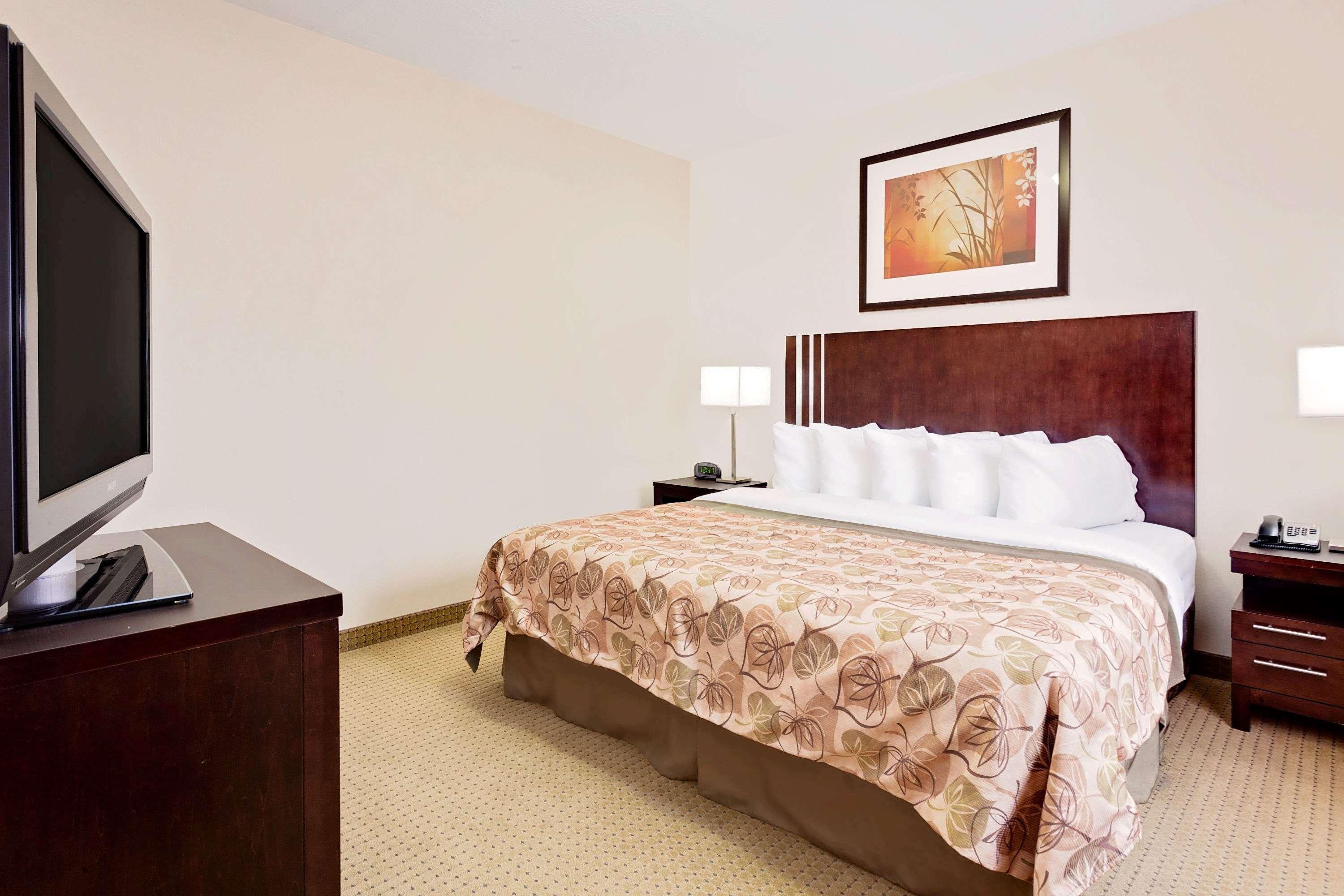 Ramada By Wyndham Lac La Biche Ngoại thất bức ảnh