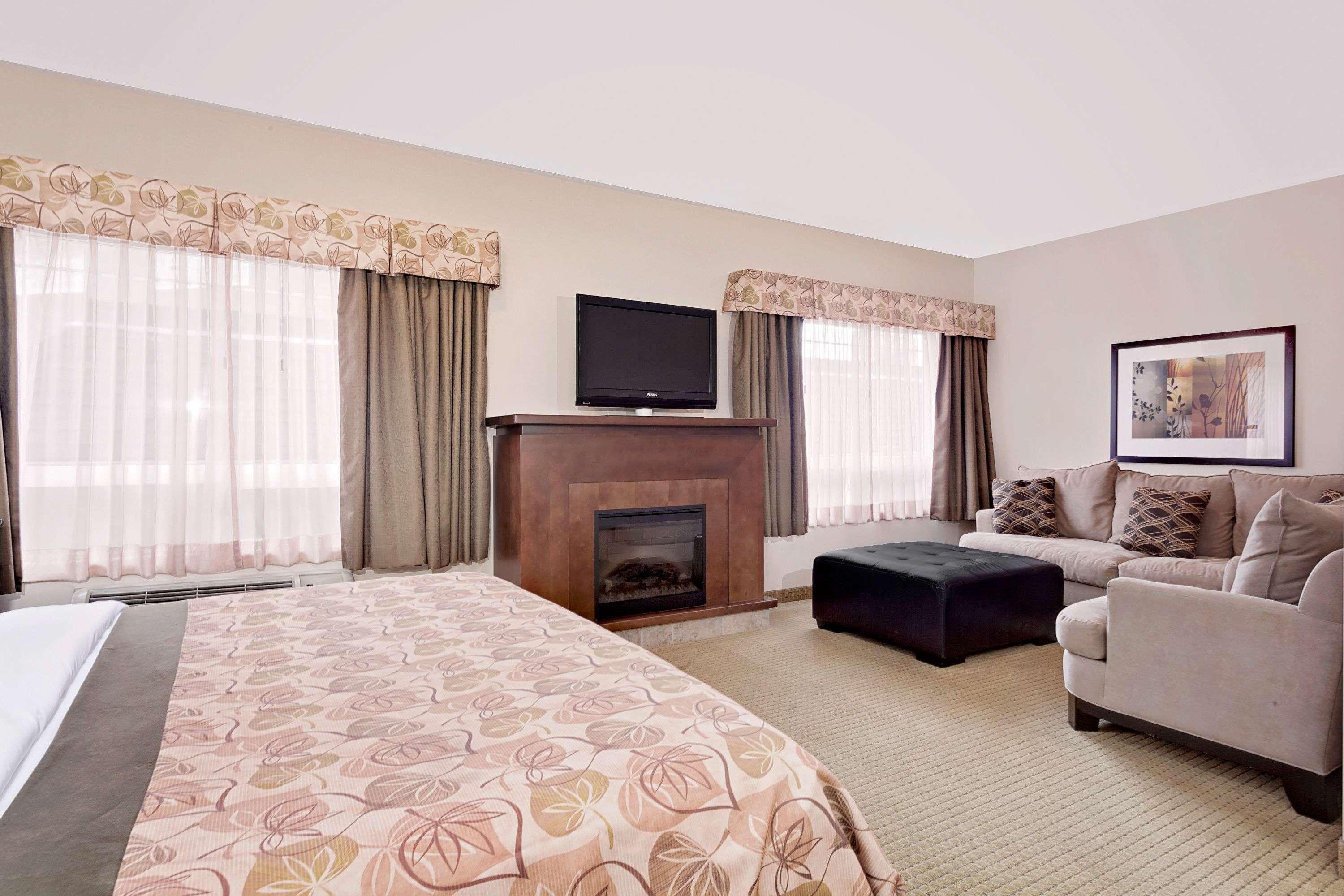Ramada By Wyndham Lac La Biche Ngoại thất bức ảnh