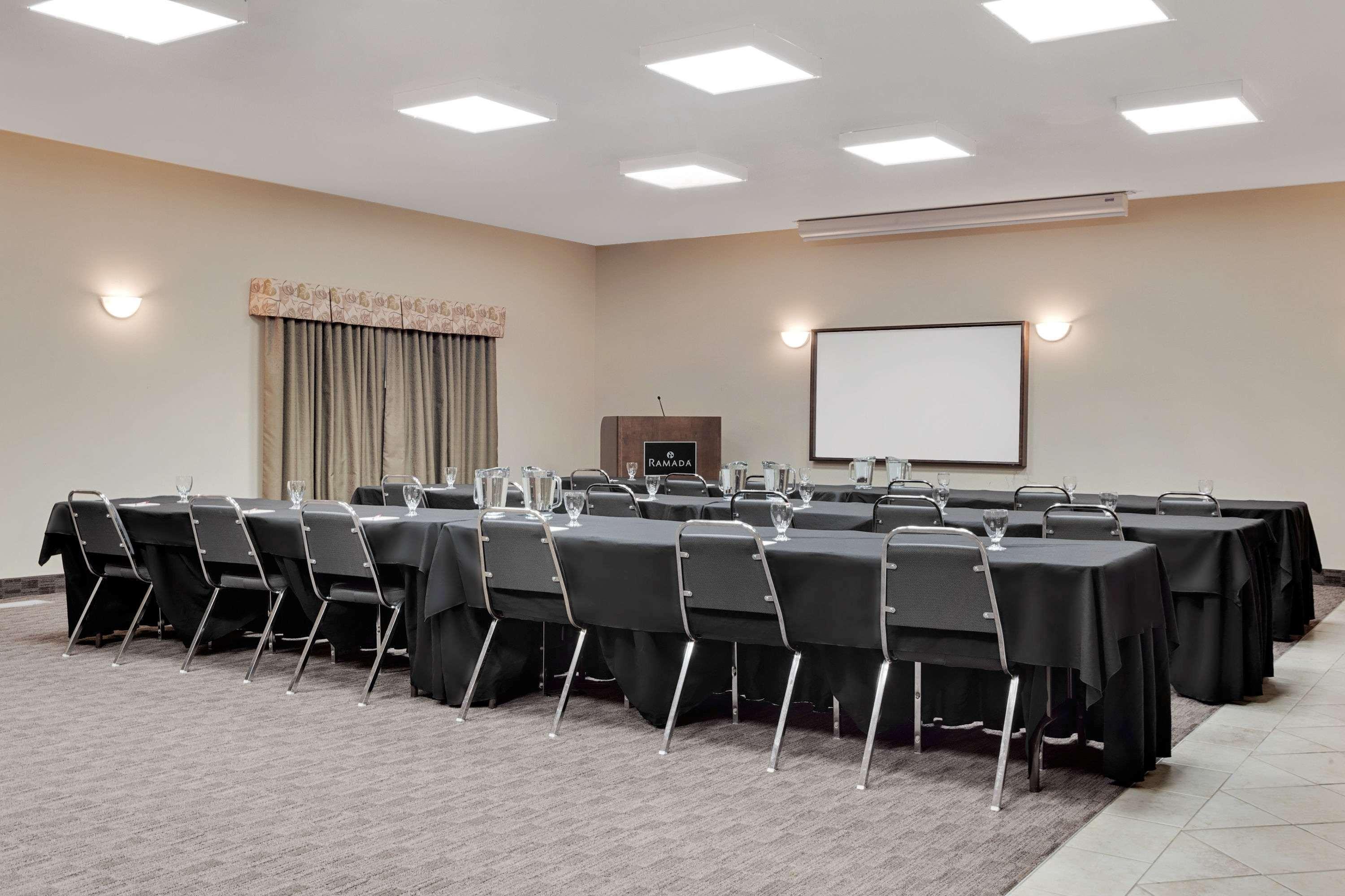 Ramada By Wyndham Lac La Biche Ngoại thất bức ảnh