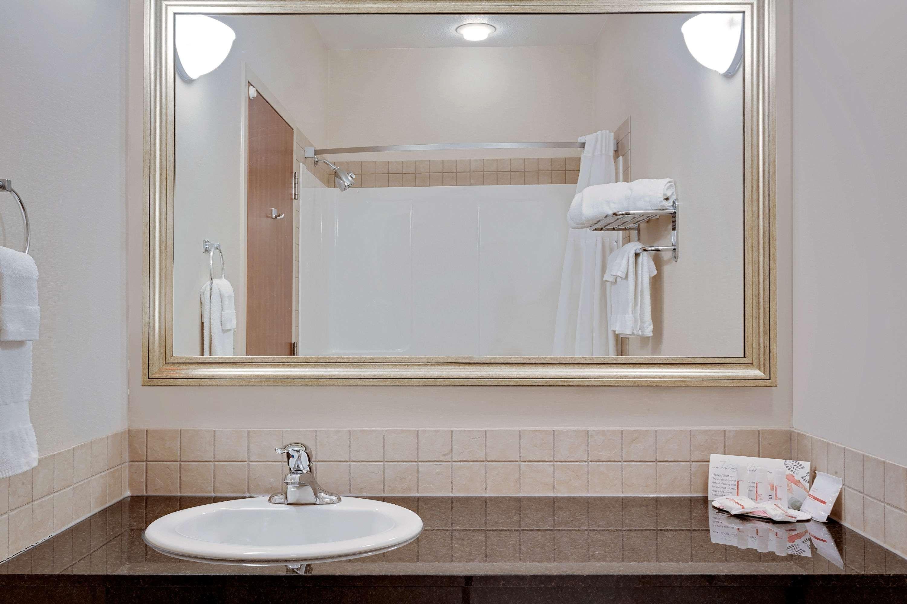 Ramada By Wyndham Lac La Biche Ngoại thất bức ảnh