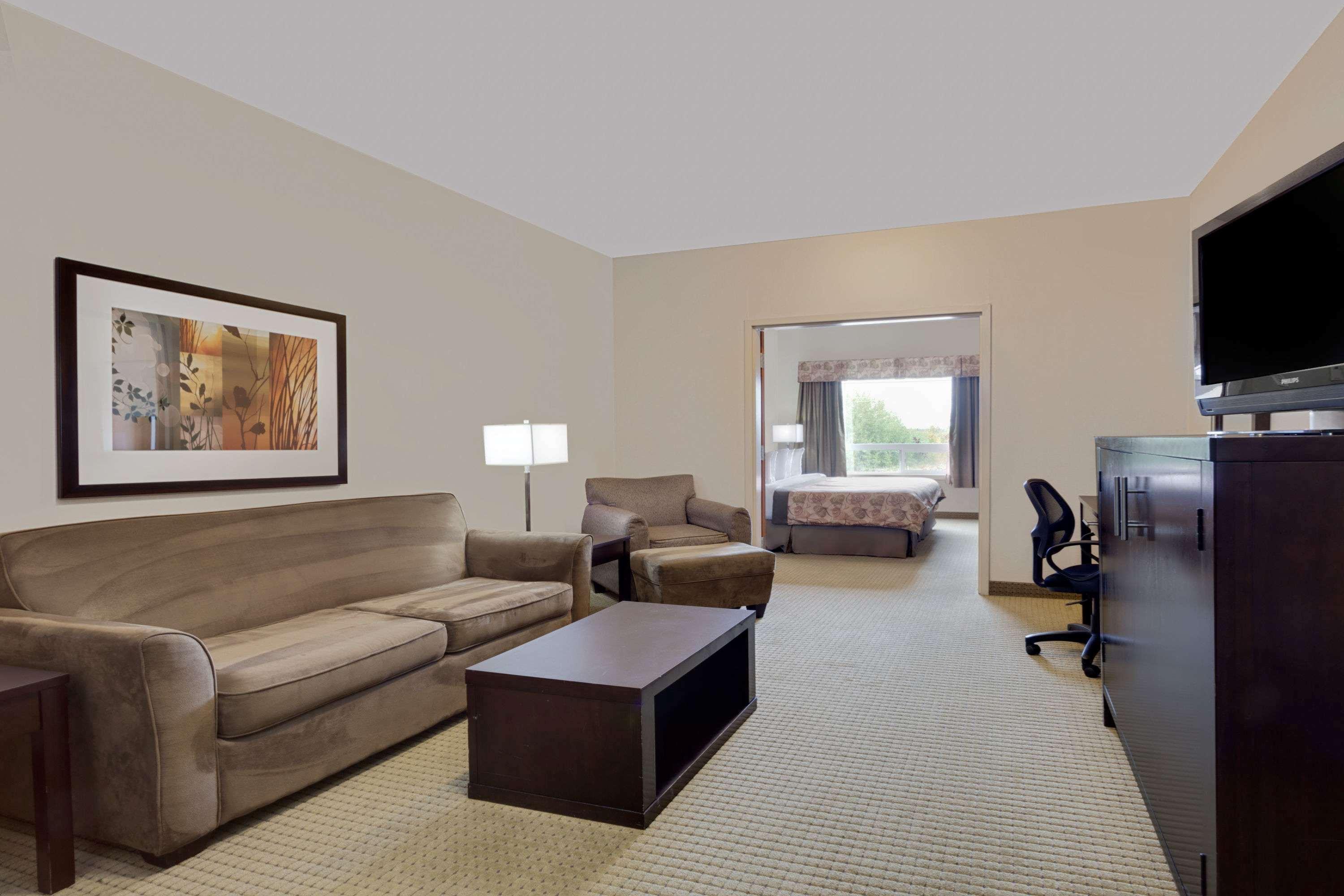 Ramada By Wyndham Lac La Biche Ngoại thất bức ảnh