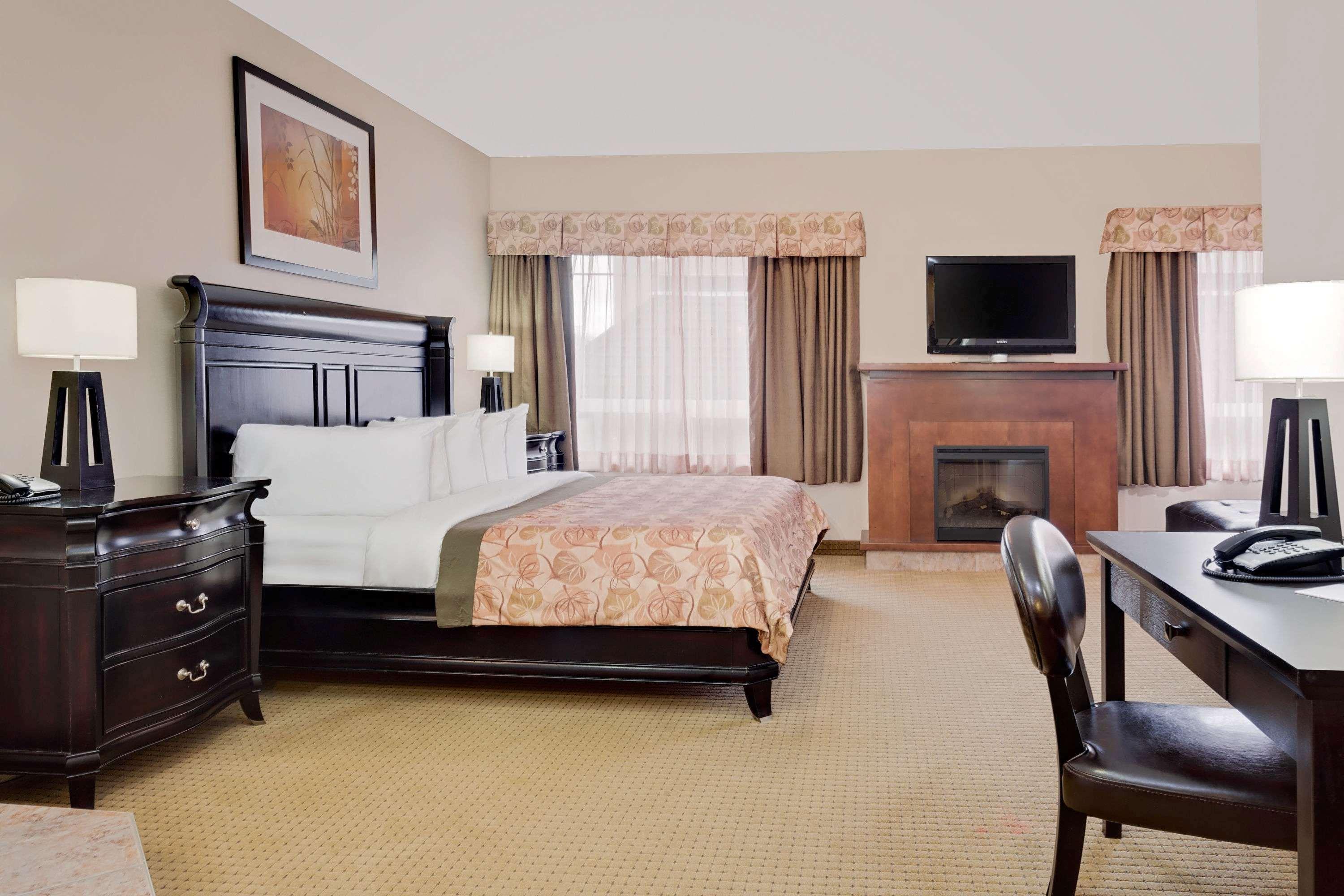Ramada By Wyndham Lac La Biche Ngoại thất bức ảnh