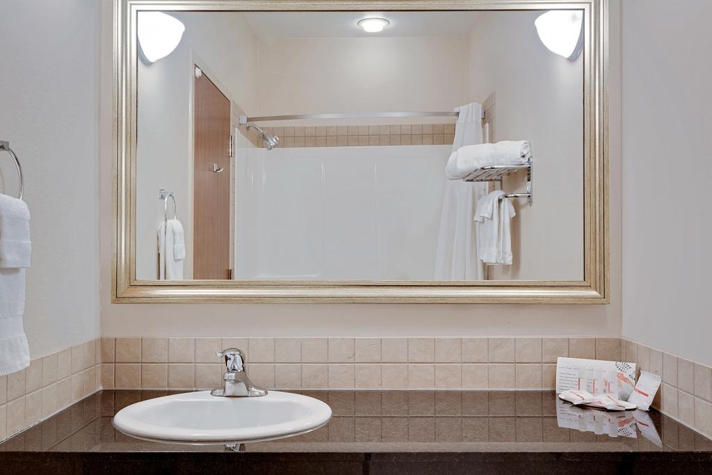 Ramada By Wyndham Lac La Biche Ngoại thất bức ảnh