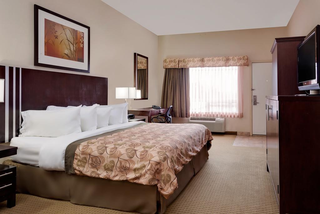 Ramada By Wyndham Lac La Biche Ngoại thất bức ảnh