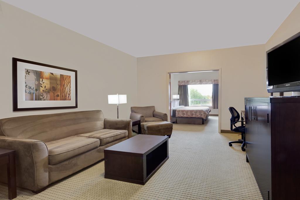 Ramada By Wyndham Lac La Biche Ngoại thất bức ảnh