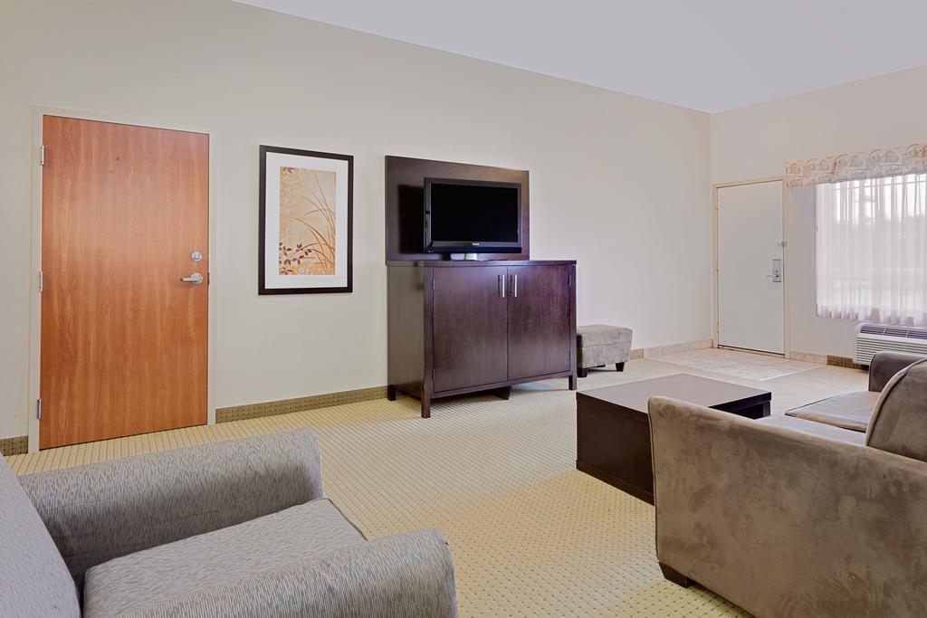 Ramada By Wyndham Lac La Biche Ngoại thất bức ảnh