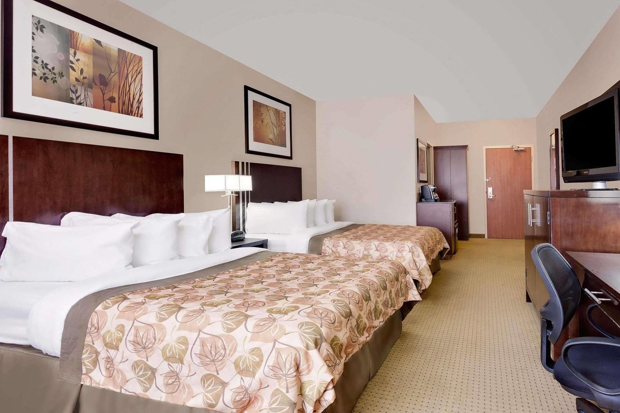 Ramada By Wyndham Lac La Biche Ngoại thất bức ảnh
