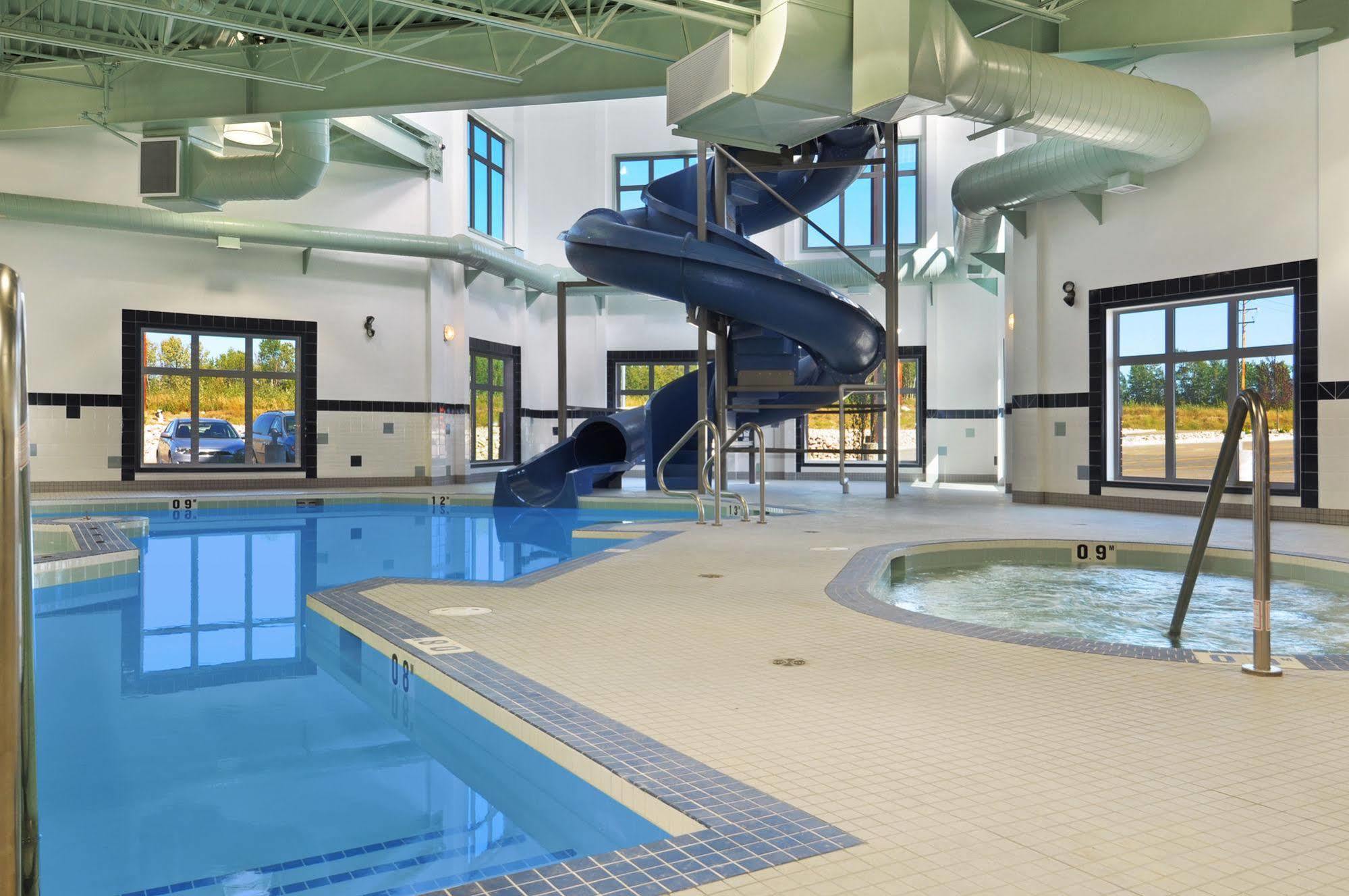 Ramada By Wyndham Lac La Biche Ngoại thất bức ảnh