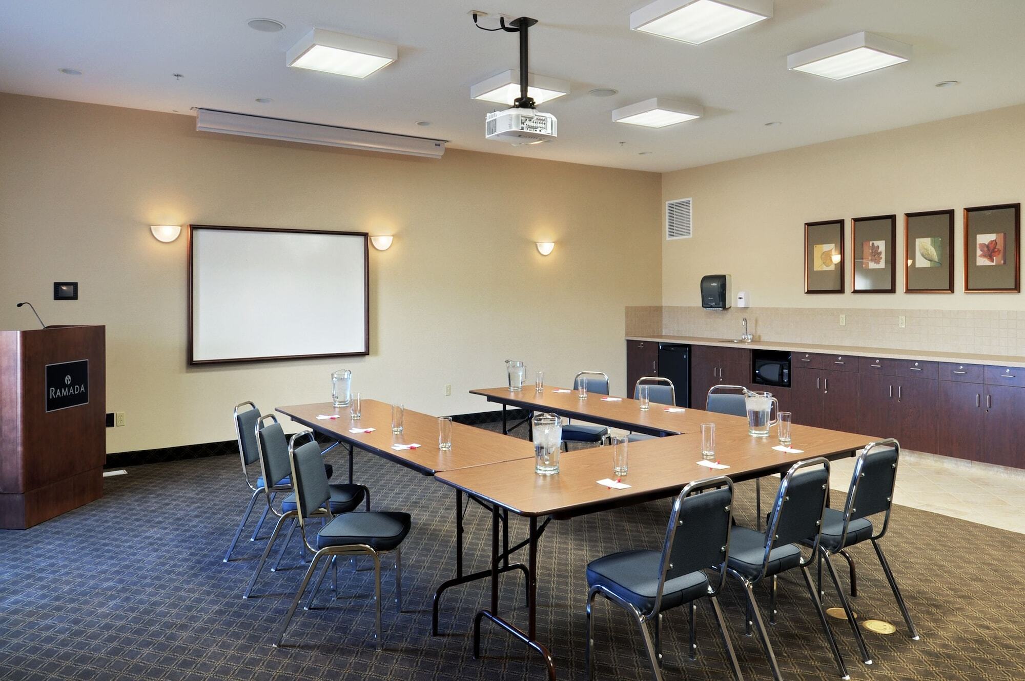 Ramada By Wyndham Lac La Biche Ngoại thất bức ảnh