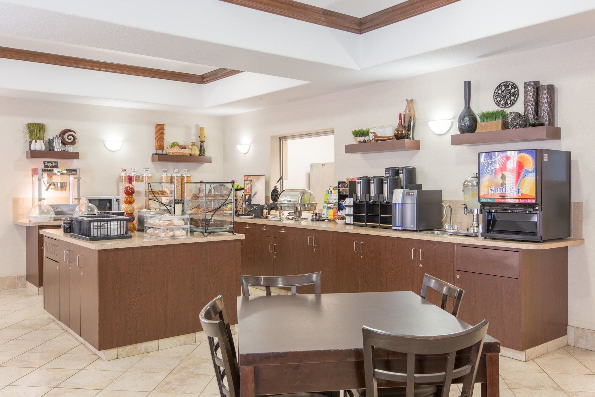 Ramada By Wyndham Lac La Biche Ngoại thất bức ảnh