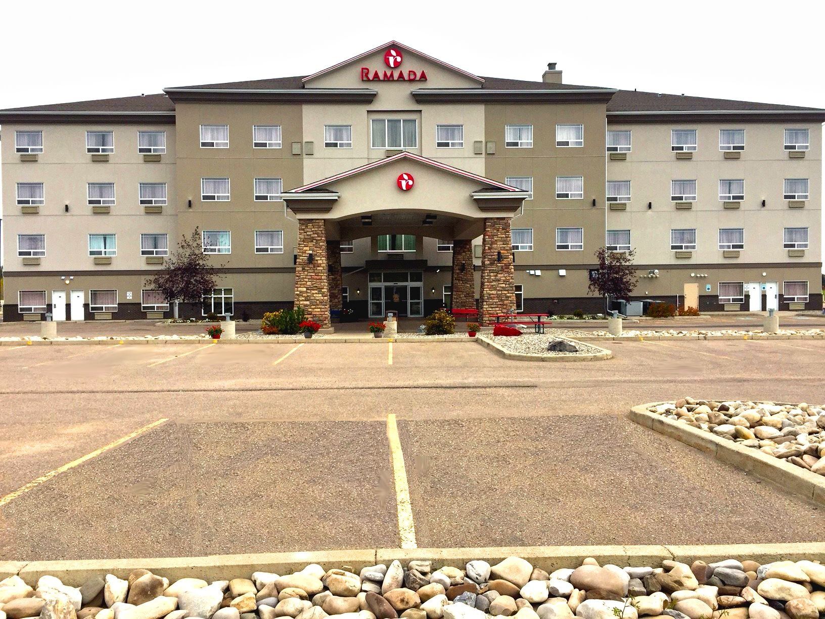 Ramada By Wyndham Lac La Biche Ngoại thất bức ảnh